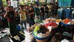 Tengok Lagi Potret Salat Jumat Pertama di Pasar Tanah Abang