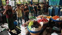 Umat muslim menunaikan salat Jumat di Pasar Tanah Abang, Jakarta Pusat, Jumat (23/3/2023).