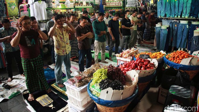 Potret Salat Jumat di Tengah Kesibukan Pasar Tanah Abang Umat Islam melaksanakan salat Jumat pertama di bulan Ramadhan 1441 H di Pasar Tanah Abang, Jakarta, Jumat (24/3/2023). Terbatasnya ruang di Masjid Nurul Muhajirin yang berada di lokasi pasar membuat penyelenggaraan salat Jumat berlangsung hingga ke lorong, kios dan lapak pedagang.
