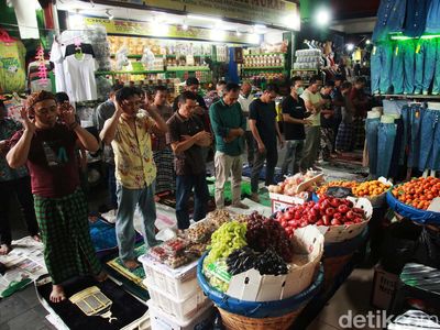Tengok Lagi Potret Salat Jumat Pertama di Pasar Tanah Abang