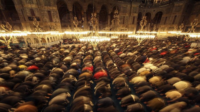 Muslim worshippers gather to perform a night prayer called tarawih during the eve of the first day of the Muslim holy fasting month of Ramadan in Turkey at Hagia Sophia mosque in Istanbul, Turkey, Wednesday, March 22, 2023. (AP Photo/Emrah Gurel)
