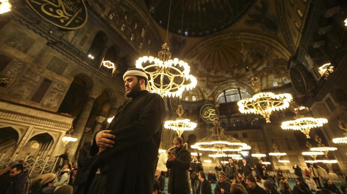 Muslim worshippers gather to perform a night prayer called tarawih during the eve of the first day of the Muslim holy fasting month of Ramadan in Turkey at Hagia Sophia mosque in Istanbul, Turkey, Wednesday, March 22, 2023. (AP Photo/Emrah Gurel)