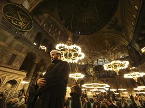 Potret Tarawih di Masjid Hagia Sophia Turki