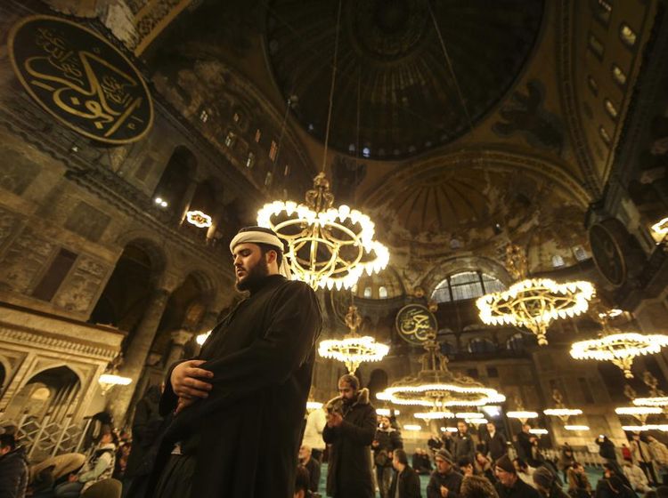 Potret Tarawih di Masjid Hagia Sophia Turki