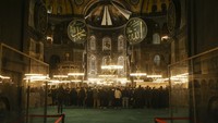 Umat Islam berkumpul untuk melakukan salat tarawih pada malam hari pertama puasa Ramadan di masjid Hagia Sophia, Istanbul, Turki, Rabu (22/3/2023).