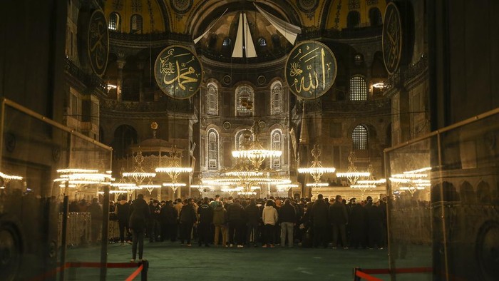 Potret Tarawih di Masjid Hagia Sophia Turki Muslim worshippers gather to perform a night prayer called 'tarawih' during the eve of the first day of the Muslim holy fasting month of Ramadan in Turkey at Hagia Sophia mosque in Istanbul, Turkey, Wednesday, March 22, 2023. (AP Photo/Emrah Gurel)