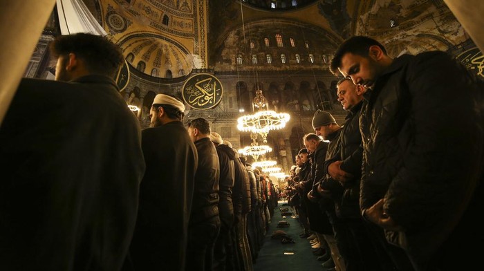 Muslim worshippers gather to perform a night prayer called tarawih during the eve of the first day of the Muslim holy fasting month of Ramadan in Turkey at Hagia Sophia mosque in Istanbul, Turkey, Wednesday, March 22, 2023. (AP Photo/Emrah Gurel)