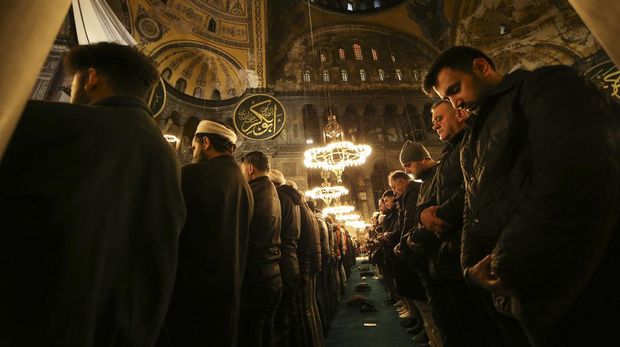 Muslim worshippers gather to perform a night prayer called 'tarawih' during the eve of the first day of the Muslim holy fasting month of Ramadan in Turkey at Hagia Sophia mosque in Istanbul, Turkey, Wednesday, March 22, 2023. (AP Photo/Emrah Gurel)