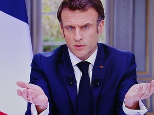 Macron Kecam Penyerangan ke Bocah Penderita Kanker di Pertandingan Ligue 1