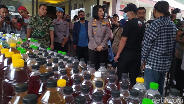 Ratusan liter miras yang disita di Magelang, Jumat (24/3/2023).