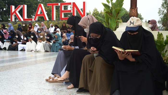 Ratusan Remaja Ngaji Bersama di Alun-alun Klaten Sejumlah pemudi mengaji bersama saat ngabuburit di Alun-alun Klaten, Jawa Tengah, Kamis (23/3/2023). Kegiatan Klaten Mengaji di ruang publik yang diikut sebanyak 200 peserta pemuda Islam itu untuk mengisi waktu menjelang berbuka puasa serta mengajak masyarakat luas mengenal lebih dalam tentang Al Quran pada Bulan Suci Ramadhan. ANTARA FOTO/Aloysius Jarot Nugroho/YU