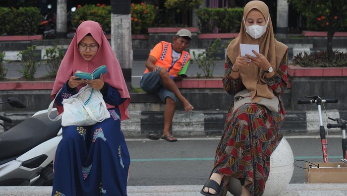 Sejumlah pemudi mengaji bersama saat ngabuburit di Alun-alun Klaten, Jawa Tengah, Kamis (23/3/2023). Kegiatan Klaten Mengaji di ruang publik yang diikut sebanyak 200 peserta pemuda Islam itu untuk mengisi waktu menjelang berbuka puasa serta mengajak masyarakat luas mengenal lebih dalam tentang Al Quran pada Bulan Suci Ramadhan. ANTARA FOTO/Aloysius Jarot Nugroho/YU