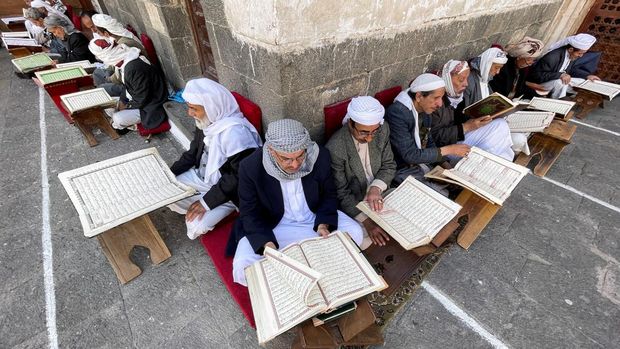 People read the Koran at the Grand Mosque ahead of the fasting month of Ramadan in Sanaa, Yemen March 22, 2023. REUTERS/Khaled Abdullah
