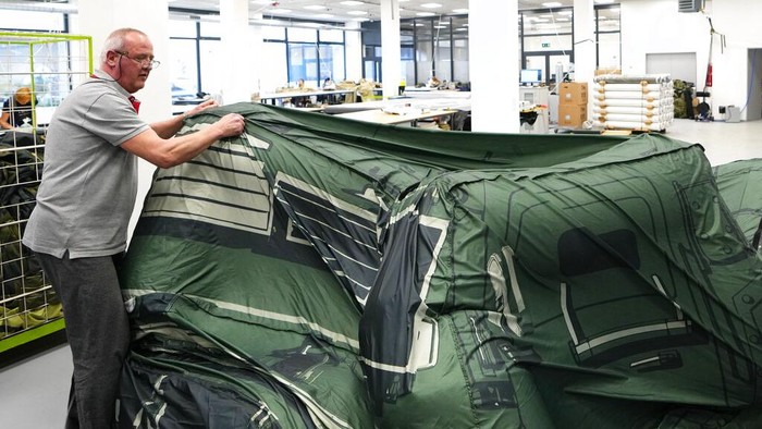 Republik Ceko Bikin Alutsista Tipuan, Laris Manis Dipesan An inflatable decoy of an Abrams tank is presented to media in Decin, Czech Republic, Monday, March 6, 2023. Czech company, Inflatech, has made a wide range of replicas of heavy arms, be it tanks, armoured vehicles, aircraft or artillery, including U.S.-made HIMARS rocket system, the weapons that were among the billions of dollars in Western military aid that has helped Ukraine fight off the Russians since the Feb. 24 invasion. (AP Photo/Petr David Josek)