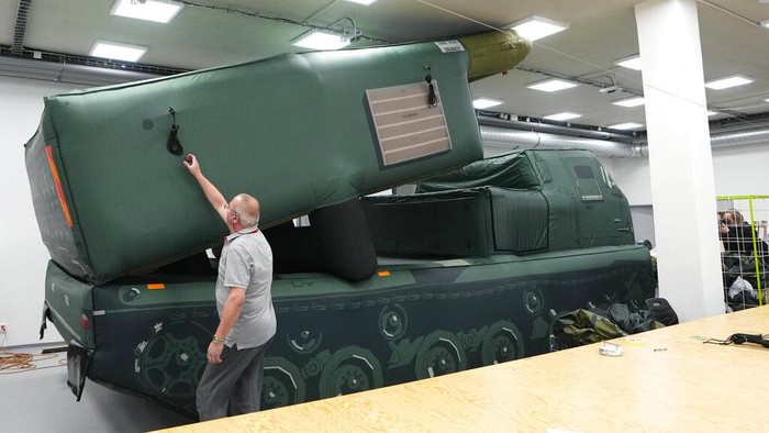 Republik Ceko Bikin Alutsista Tipuan, Laris Manis Dipesan An inflatable decoy of an Abrams tank is presented to media in Decin, Czech Republic, Monday, March 6, 2023. Czech company, Inflatech, has made a wide range of replicas of heavy arms, be it tanks, armoured vehicles, aircraft or artillery, including U.S.-made HIMARS rocket system, the weapons that were among the billions of dollars in Western military aid that has helped Ukraine fight off the Russians since the Feb. 24 invasion. (AP Photo/Petr David Josek)