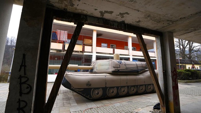 Republik Ceko Bikin Alutsista Tipuan, Laris Manis Dipesan An inflatable decoy of an Abrams tank is presented to media in Decin, Czech Republic, Monday, March 6, 2023. Czech company, Inflatech, has made a wide range of replicas of heavy arms, be it tanks, armoured vehicles, aircraft or artillery, including U.S.-made HIMARS rocket system, the weapons that were among the billions of dollars in Western military aid that has helped Ukraine fight off the Russians since the Feb. 24 invasion. (AP Photo/Petr David Josek)