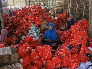 Said Abdullah Bagikan 175 Ribu Paket Sembako Ramadan ke Warga Madura