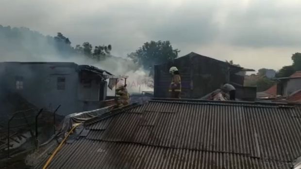 Sebanyak 10 unit rumah pada Kompleks TNI di kawasan Kebayoran Lama, Jakarta Selatan (Jaksel) terbakar. Kebakaran diduga akibat korsleting listrik. (IG @damkarjaksel)
