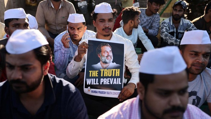 Sebut Modi 'Pencuri', Pemimpin Oposisi India Dibui 2 Tahun Penjara Supporters of the Youth Congress Party hold placards during a silent protest against the conviction of Rahul Gandhi, President of India's main opposition Congress party, in a 2019 Defamation case by a Surat court, on a street in Mumbai, India, March 23, 2023. REUTERS/Francis Mascarenhas