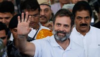 Rahul Gandhi, pemimpin oposisi India dinyatakan bersalah atas dakwaan pencemaran nama baik terkait pidato tahun 2019 saat dia membahas soal pencuri bermarga Modi. Gandhi dijatuhi hukuman dua tahun penjara oleh pengadilan India pada Kamis (23/3) waktu setempat. Seperti dilansir AFP dan Reuters, Jumat (24/3/2023), tuduhan pencemaran nama baik ini diajukan oleh salah satu pemimpin Partai Bharatiya Janata (BJP) yang berkuasa di India dan menaungi Perdana Menteri (PM) Narendra Modi.