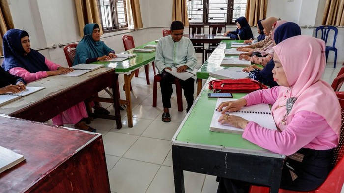 Semangat Penyandang Tunanetra di Medan Baca Al Quran di Bulan Ramadan Dibulan suci ini, umat muslim berlomba untuk memperbanyak pahala serta keberkahan. Salah satunya para tunanetra di Medan, mereka semangat membaca Al Quran.