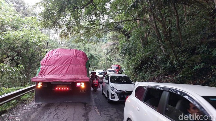 Situasi kendaraan yang melintas di wilayah Camba, Jalan Poros Bone-Maros, Sulsel.