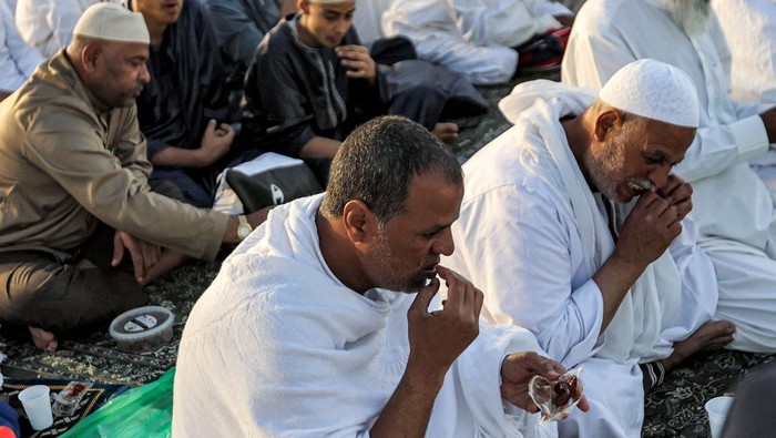 Suasana Ramadan di Tanah Suci Makkah Muslim worshippers gather before the Kaaba, Islam's holiest shrine, as they perform the Maghrib (sunset) prayer to mark the end of the first day of fasting in the holy month of Ramadan, at the Grand Mosque in the holy city of Mecca on March 23, 2023. (Photo by Abdel Ghani BASHIR / AFP) (Photo by ABDEL GHANI BASHIR/AFP via Getty Images)