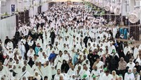 Jemaah melakukan perjalanan antara bukit Marwah dan Safa selama Umrah di Masjidil Haram, Makkah, Arab Saudi, Kamis (23/3/2023).  