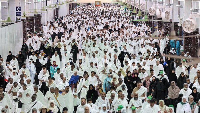 Suasana Ramadan di Tanah Suci Makkah Muslim worshippers gather before the Kaaba, Islam's holiest shrine, as they perform the Maghrib (sunset) prayer to mark the end of the first day of fasting in the holy month of Ramadan, at the Grand Mosque in the holy city of Mecca on March 23, 2023. (Photo by Abdel Ghani BASHIR / AFP) (Photo by ABDEL GHANI BASHIR/AFP via Getty Images)