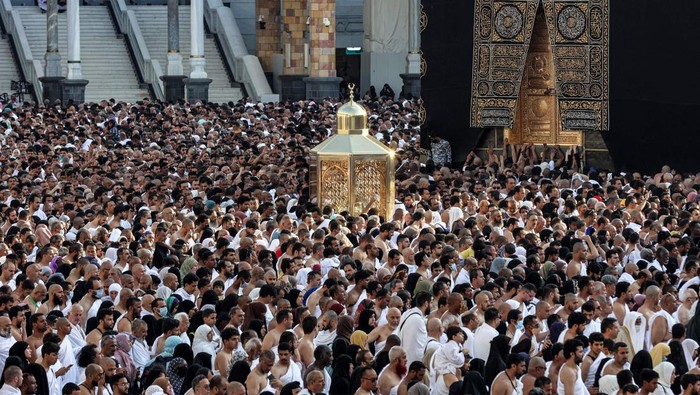 Suasana Ramadan di Tanah Suci Makkah Muslim worshippers gather before the Kaaba, Islam's holiest shrine, as they perform the Maghrib (sunset) prayer to mark the end of the first day of fasting in the holy month of Ramadan, at the Grand Mosque in the holy city of Mecca on March 23, 2023. (Photo by Abdel Ghani BASHIR / AFP) (Photo by ABDEL GHANI BASHIR/AFP via Getty Images)