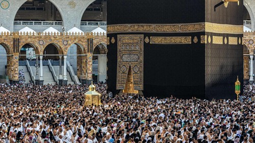 Muslim worshippers gather before the Kaaba, Islams holiest shrine, as they perform the Maghrib (sunset) prayer to mark the end of the first day of fasting in the holy month of Ramadan, at the Grand Mosque in the holy city of Mecca on March 23, 2023. (Photo by Abdel Ghani BASHIR / AFP) (Photo by ABDEL GHANI BASHIR/AFP via Getty Images)