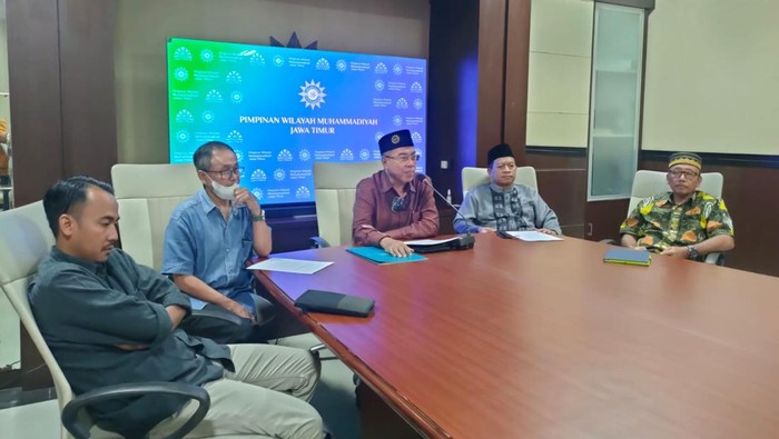 Sukadiono (tengah) Ketua PW Muhammadiyah Jatim terpilih