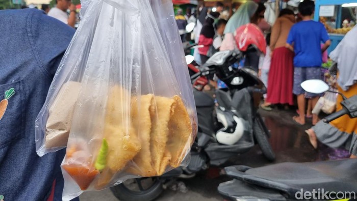 Takjil yang dijajakan di Pasar Takjil Surabaya masih menggunakan kresek, padahal dilarang oleh Pemkot.