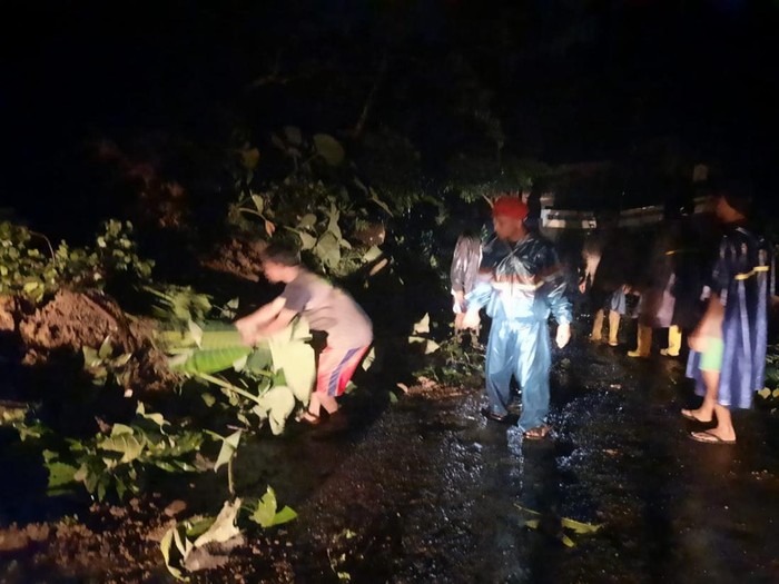 Tebing longsor di Desa Nglegok, Kecamatan Ngargoyoso, Kabupaten Karanganyar, Jumat (24/3/2023) sore.