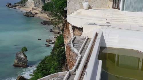 Tebing longsor di Lingkungan Cengiling, Jimbaran, Kuta Selatan, Badung, Bali