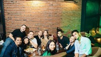 Selain itu, sosok Tiko Aryawardhana juga terlihat di momen nongkrong BCL dengan teman-temannya. Dalam unggahan ini, terlihat Rossa juga hadir di sana. Foto: Instagram @bclsinclair