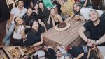 Kedekatan Tiko Aryawardhana saat Beri Kejutan Ulang Tahun BCL dan Keluarga
