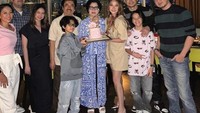 Tak hanya dekat dengan BCL saja, Tiko Aryawardhana juga dekat dengan keluarga BCL. Begini momennya saat ikut memberi kejutan ulang tahun untuk ibunda BCL. Foto: Instagram @bclsinclair
