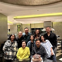 Tiko Aryawardhana juga dekat dengan keluarga BCL. Begini momennya saat ikut memberi kejutan ulang tahun untuk ibunda BCL.  (Foto: Instagram @bclsinclair)