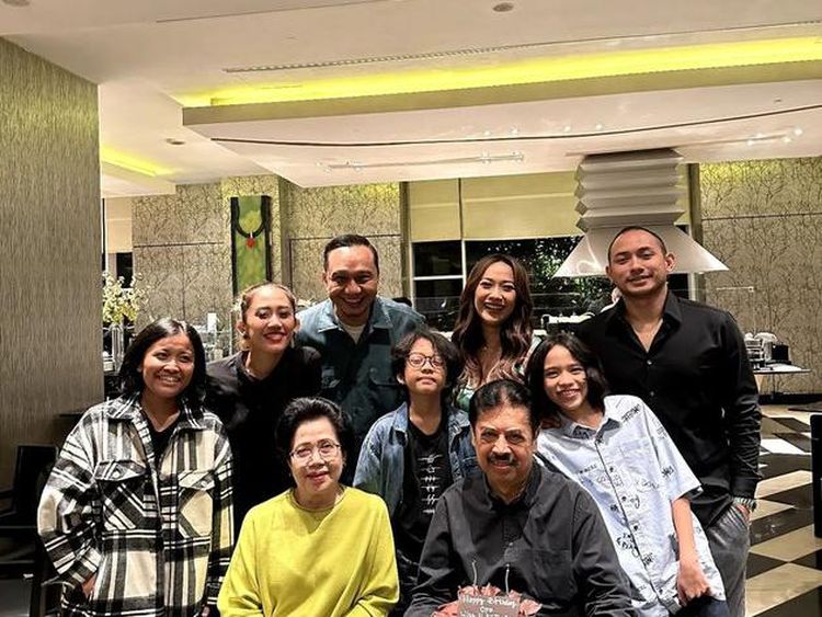 Kedekatan Tiko Aryawardhana saat Beri Kejutan Ulang Tahun BCL dan Keluarga