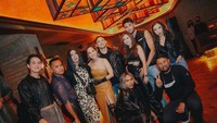 Ada juga momen nongkrong BCL bersama teman-temannya, dan ia turut bersama dengan Tiko Aryawardhana yang berpose bareng di sebuah kafe. Foto: Instagram @bclsinclair