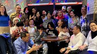 Tak hanya momen ulang tahun BCL saja, Tiko Aryawardhana bahkan juga jhadir dalam perayaan ulang tahun Noah Sinclair. Begini momennya saat memberi kejutan kue. Foto: Instagram @bclsinclair