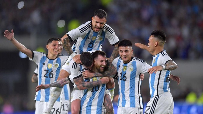 BUENOS AIRES, ARGENTINA - MARCH 23: Lionel Messi of Argentina celebrates after scoring the teams second goal with teammates during an international friendly match between Argentina and Panama at Estadio Más Monumental Antonio Vespucio Liberti on March 23, 2023 in Buenos Aires, Argentina. (Photo by Marcelo Endelli/Getty Images)