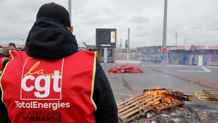 Tolak Reformasi Pensiun, Karyawan TotalEnergies Mogok Kerja Police officers stand near the TotalEnergies refinery, on the day French riot police pushed back energy workers on strike as they gathered in front of the refinery to protest against the French government's pensions reform, in Gonfreville-L’Orcher near Le Havre, France, March 24, 2023. REUTERS/Pascal Rossignol