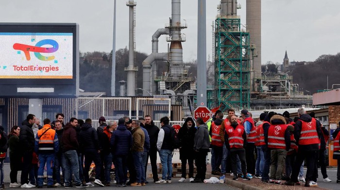 Tolak Reformasi Pensiun, Karyawan TotalEnergies Mogok Kerja Police officers stand near the TotalEnergies refinery, on the day French riot police pushed back energy workers on strike as they gathered in front of the refinery to protest against the French government's pensions reform, in Gonfreville-L’Orcher near Le Havre, France, March 24, 2023. REUTERS/Pascal Rossignol