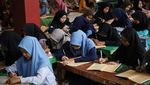 Potret Santri Ikut Kajian Kitab Kuning untuk Perdalam Ilmu Agama Potret Santri Ikut Kajian Kitab Kuning untuk Perdalam Ilmu Agama