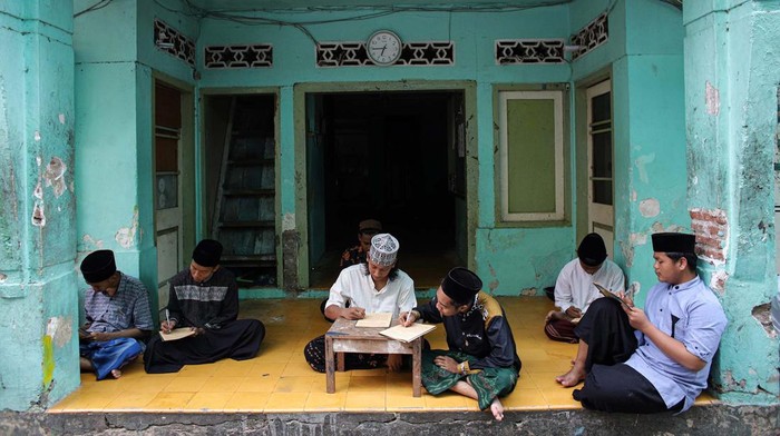 Sejumlah santri mengikuti kajian kitab kuning di Pondok Pesantren Qomaruddin, Gresik, Jawa Timur, Jumat (24/3/2023). Kajian kitab kuning tersebut menjadi tradisi di pesantren itu dan dilakukan selama 21 hari penuh pada bulan Ramadhan yang bertujuan memperdalam keilmuan agama Islam. ANTARA FOTO/Rizal Hanafi/Zk/aww.