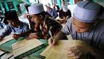 Potret Santri Ikut Kajian Kitab Kuning untuk Perdalam Ilmu Agama Potret Santri Ikut Kajian Kitab Kuning untuk Perdalam Ilmu Agama