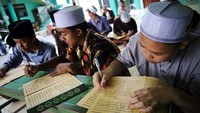 Sejumlah santri mengikuti kajian kitab kuning di Pondok Pesantren Qomaruddin, Gresik, Jawa Timur, Jumat (24/3/2023). Sejumlah santri mengikuti kajian kitab kuning di Pondok Pesantren Qomaruddin, Gresik, Jawa Timur, Jumat (24/3/2023).