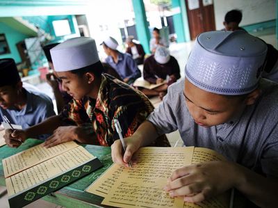 Potret Santri Ikut Kajian Kitab Kuning untuk Perdalam Ilmu Agama